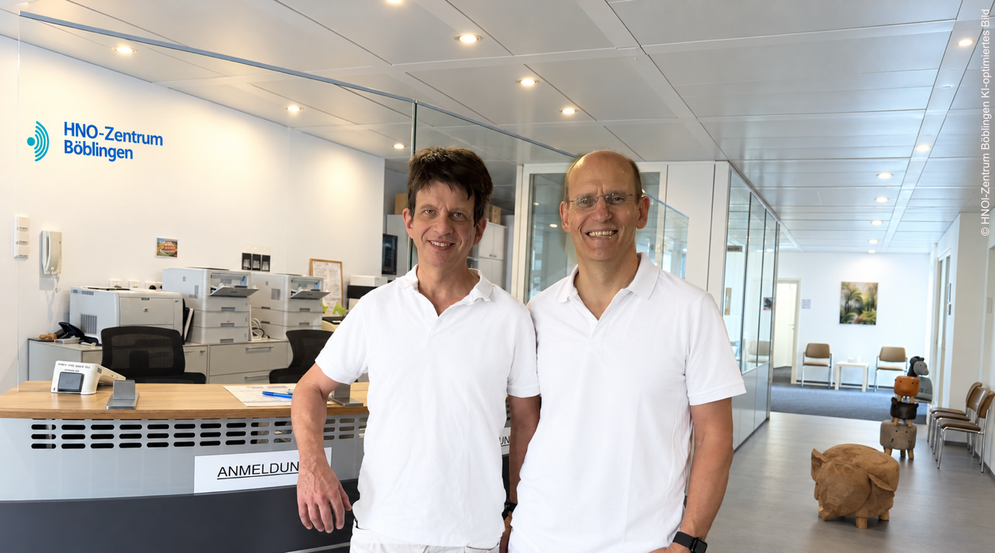 Dr. med. Stefan Hausmann und Dr. med. Ursmar Kleiner im Empfangsbereich des HNO-Zentrums Böblingen